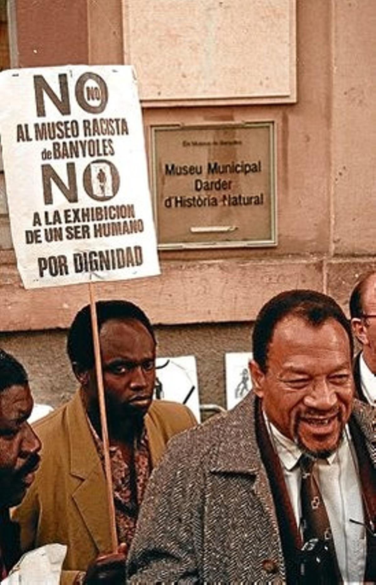 Arcelín (a la dreta), en una protesta davant el Museu Darder, el 1997. Arcelín (a la dreta), en una protesta davant el Museu Darder, el 1997.