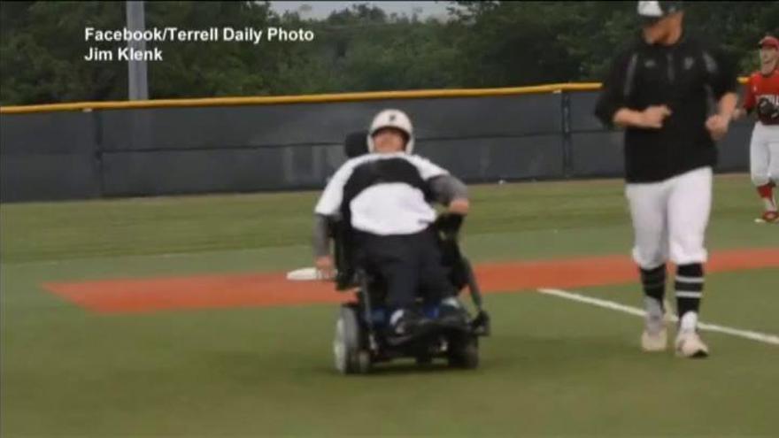 Un joven con discapacidad juega al béisbol por primera vez