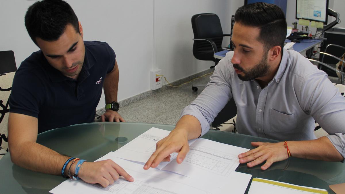 El concejal Rubén y el arquitecto repasan los detalles del plan