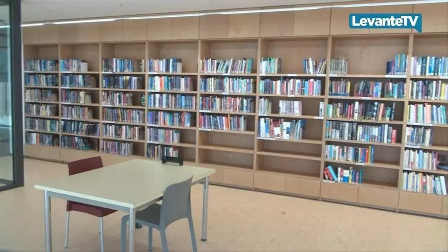 Aldaia celebra con vecinos y exalumnos del Colegio Mariano Benlliure la nueva biblioteca municipal