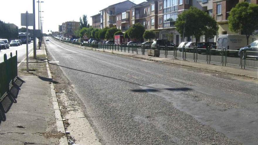 En primer plano, deterioro de la capa de rodadura de la avenida Luis Rodríguez de Miguel.