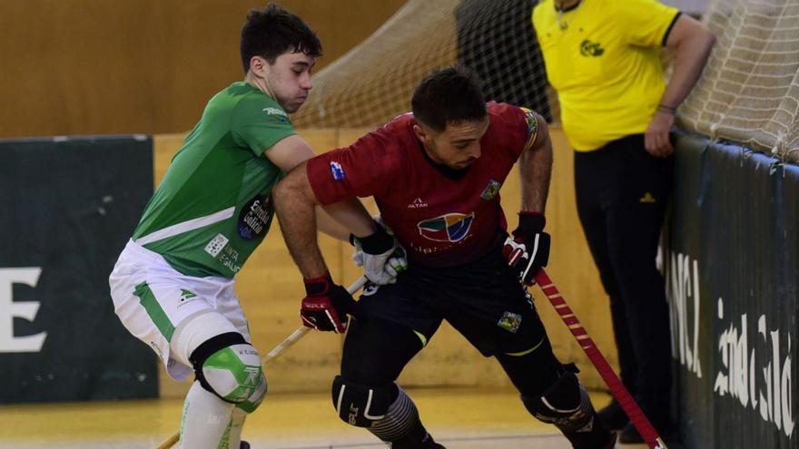 Jacobo Copa pugna con un rival en el partido contra el Alpicat en Riazor. | Casteleiro/Roller Agencia