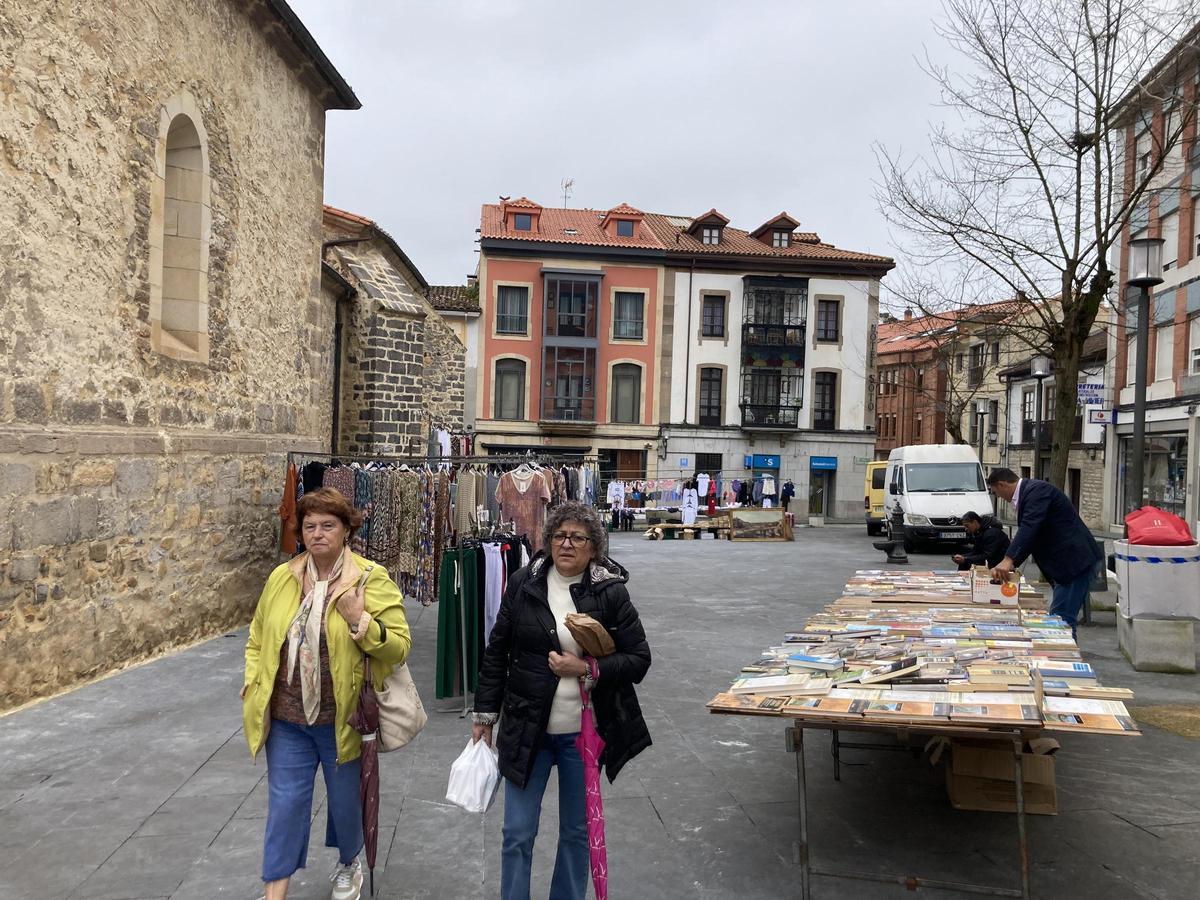 Puestos del mercado en el lateral de la Iglesia