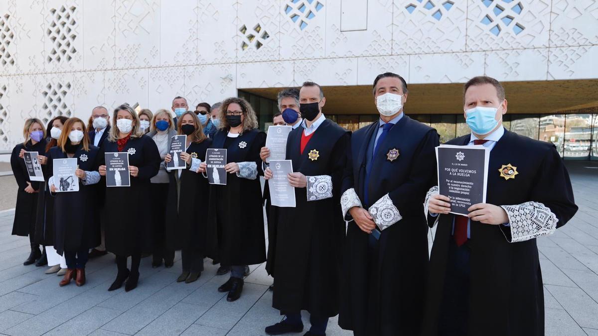 Participantes en una protesta de letrados de la Administración de Justicia realizada el pasado marzo en Córdoba.