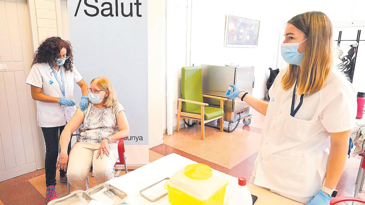 Dues infermeres en una campanya de vacunació a Girona.
