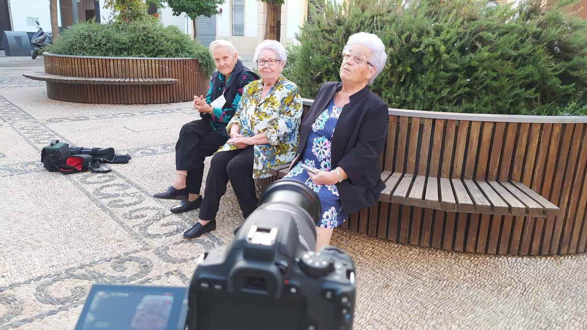 Vecinas de San Agustín, preparadas para el rodaje del documental.