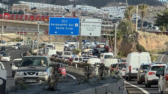 La congestión de tráfico en la TF-1, a la altura de Adeje.