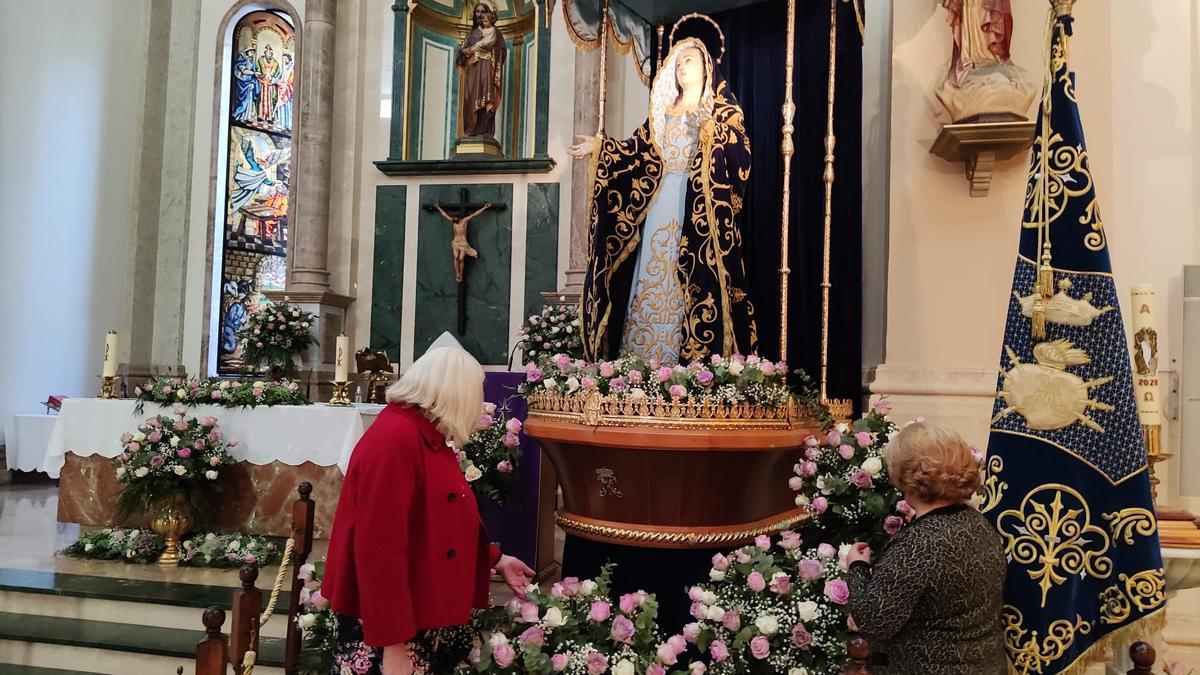 Vecinas de Águilas depositan flores ante la Virgen de los Dolores
