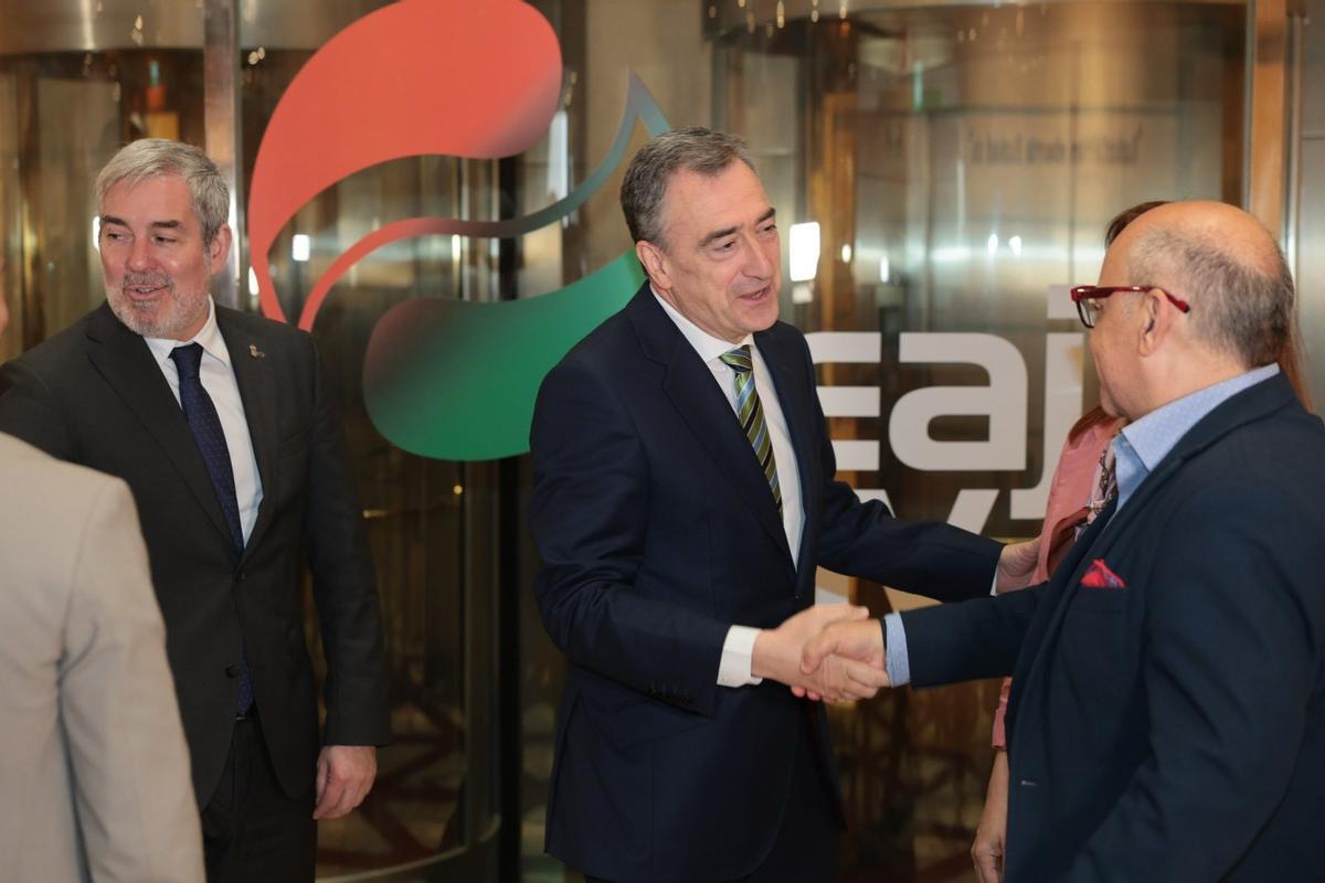 Aitor Esteban (c) saluda al portavoz parlamentario de CC, José Miguel Barragán, en presencia de Fernando Clavijo.