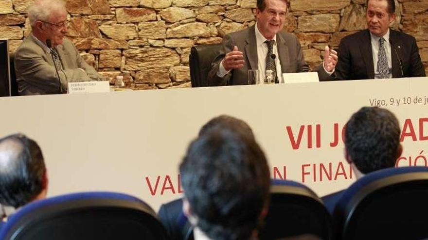 Pedro Rivero, Abel Caballero y Juan Carlos Escotet durante la presentación de las VII Jornadas AECA, ayer en Vigo. // José Lores