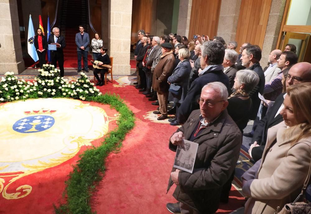 El alcalde Xulio Ferreiro, el escritor Manuel Rivas o el expresidente de la Real Academia Galega, Xesús Alonso Montero, han estado presentes en el acto.