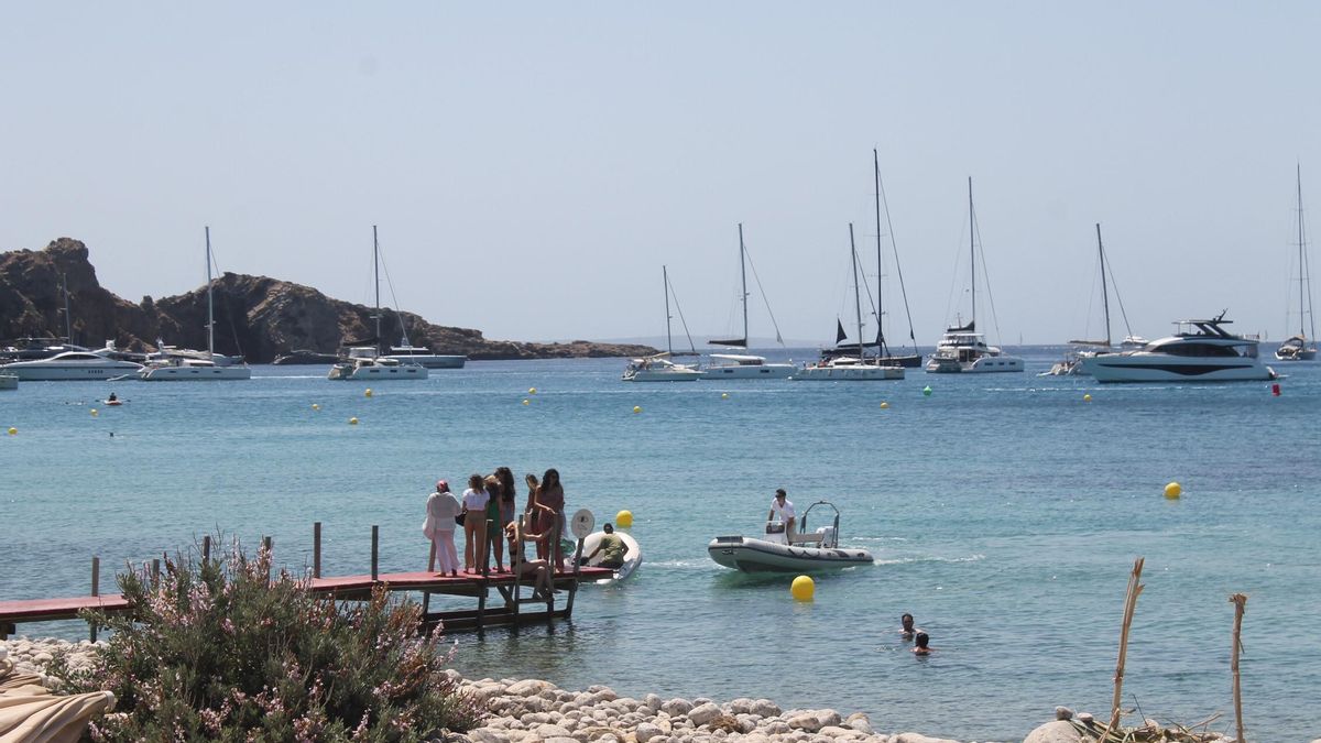 Una semirrígida acude a una de las pasarelas de la playa de es Jondal a recoger a unos clientes