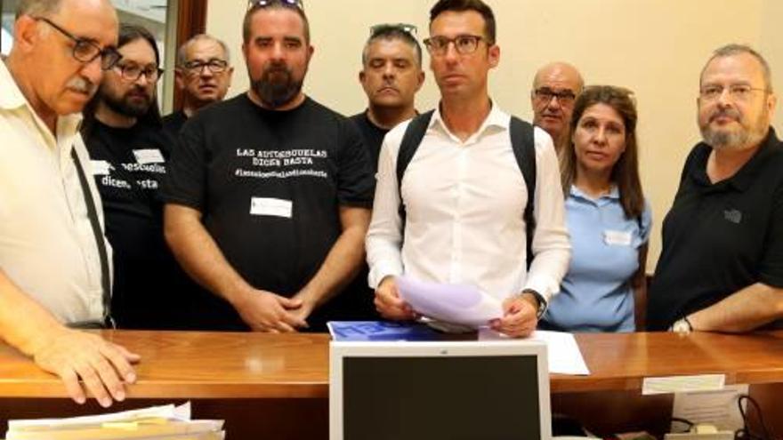 Representants d&#039;autoescoles i el diputat d&#039;ERC Joan Olòriz (dreta).