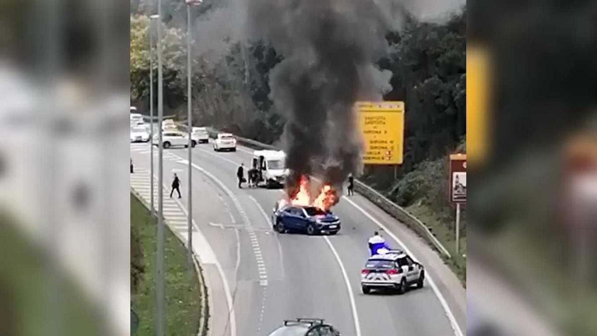 Dos cotxes incendiats i dos ferits en un accident a la C-65 a Girona