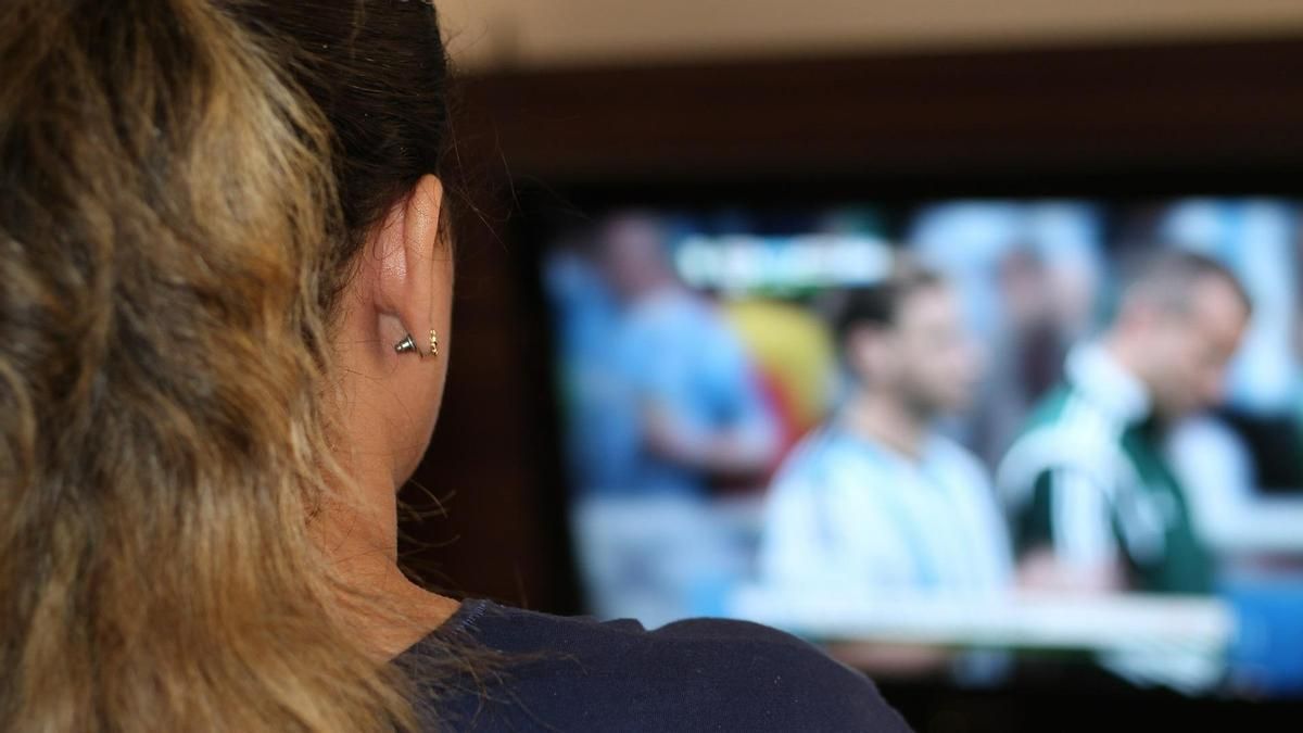 Una dona mirant la televisió