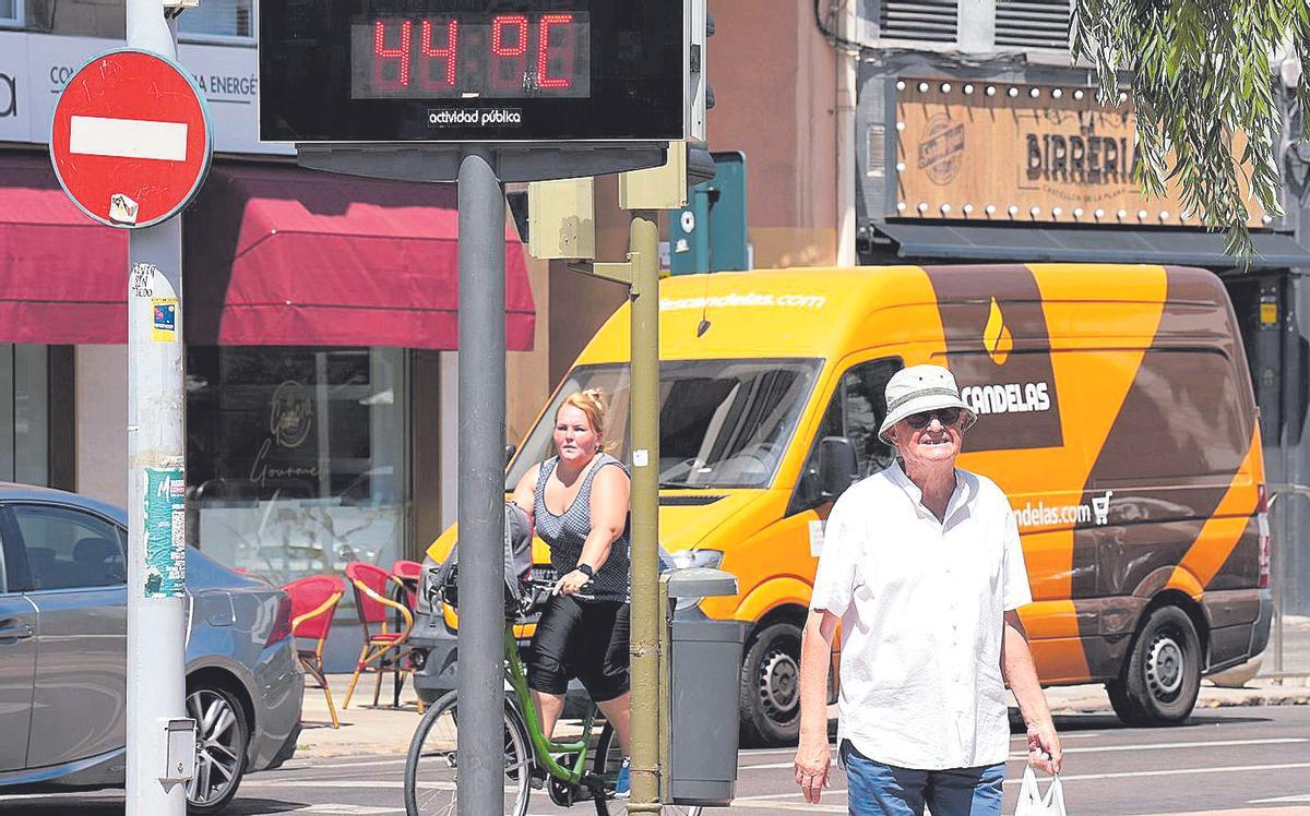 Ola de calor en Castellón, con personas caminando bajo un calor sofocante