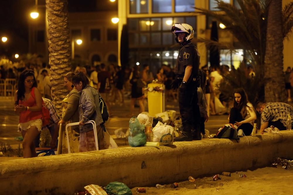 Recogida de residuos en la noche de San Juan en València