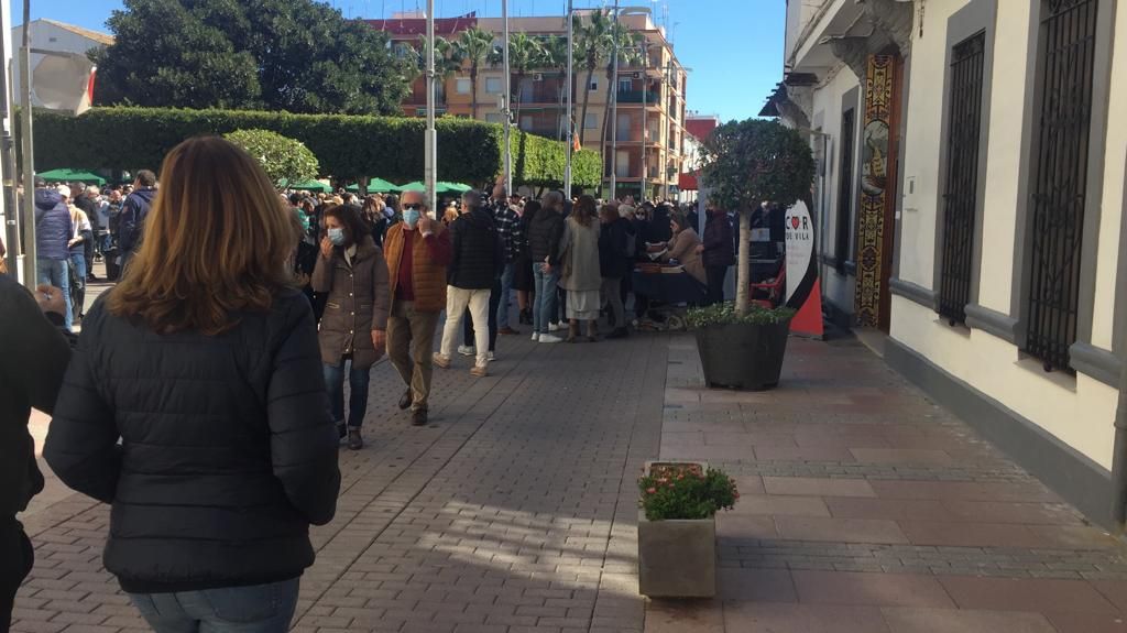 Cua per a accedir a la zona gastronòmica.