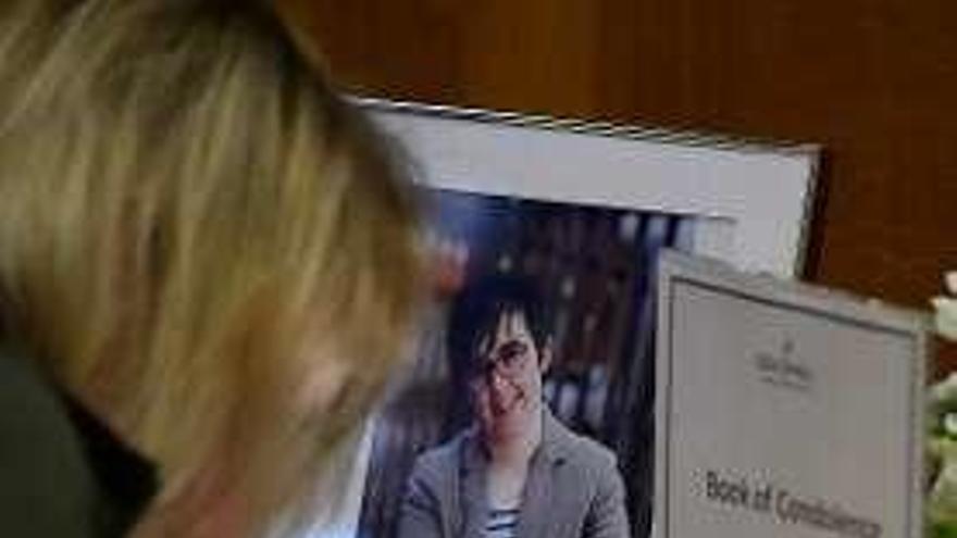 Una mujer firma en el libro de condolencias por Lyra McKee. // Reuters