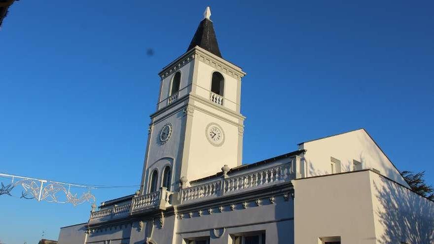 La Casa de Cultura figueierense, ayer, con aspecto renovado, tras el pintado.