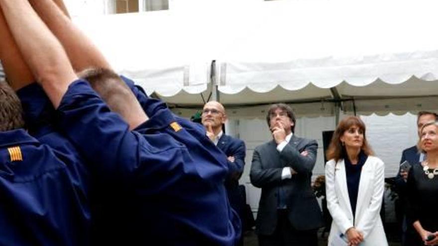 Puigdemont i Romeva contemplen l&#039;actuació dels Xiquets de Copenhaguen.