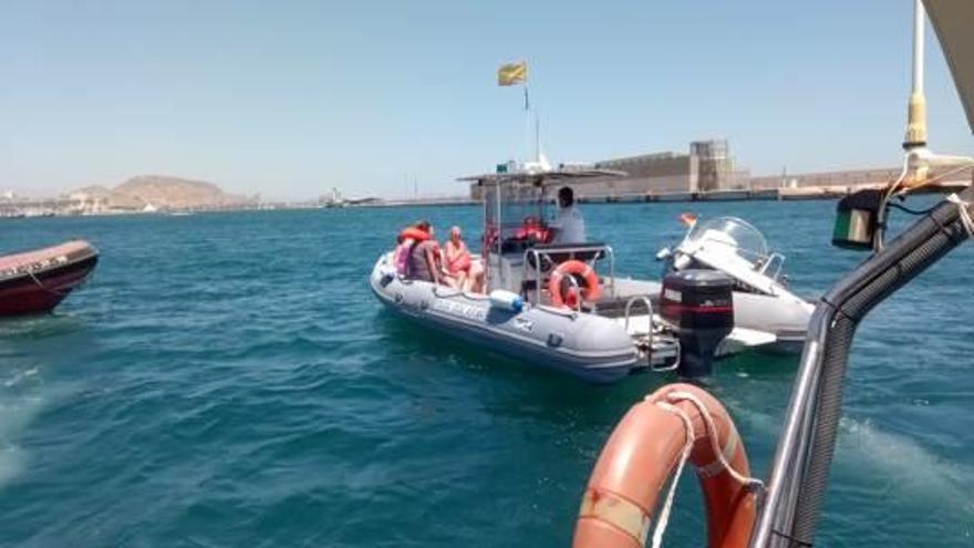 Seis rescatadas en un barco que se hundía en Alicante