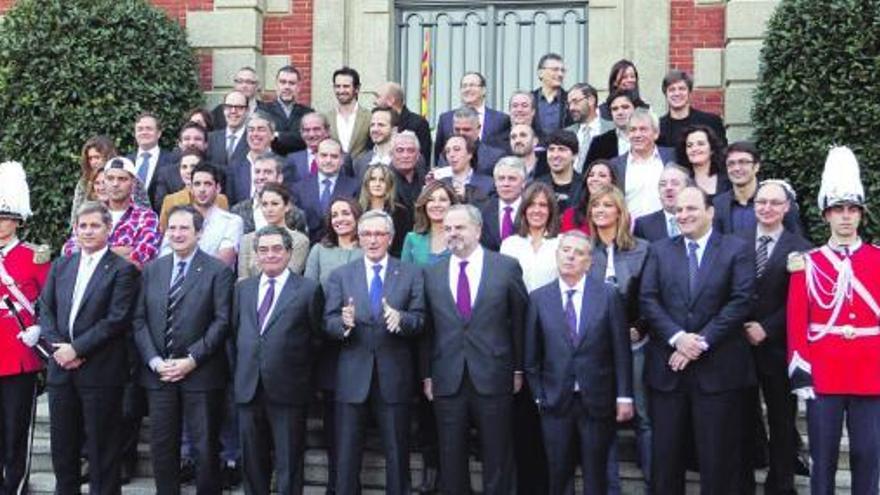 Foto de familia de los premiados, en el palacio Albéniz de Barcelona.
