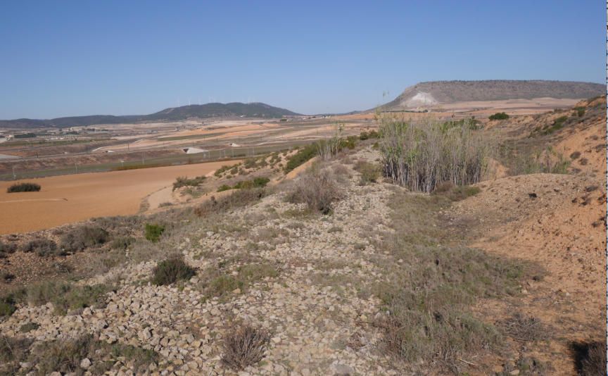 La primera y centenaria plataforma conserva el lecho de piedras en algunas zonas.