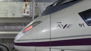 Un tren AVE en la Estación de Barcelona - Sants