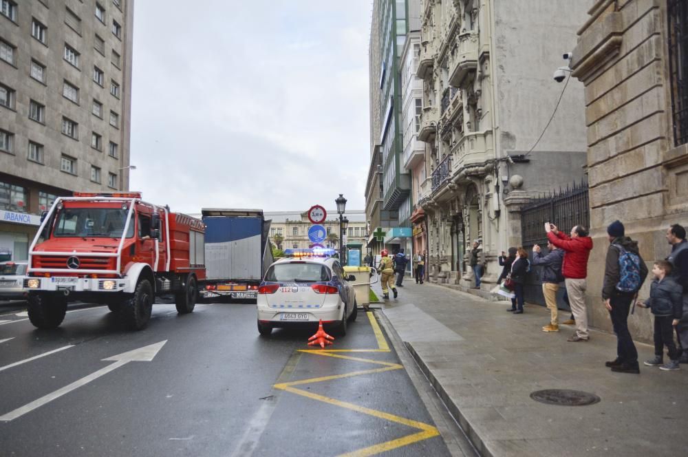 El conductor no se percató de las señales que advierten de las dimensiones del túnel y descendió la rampa.