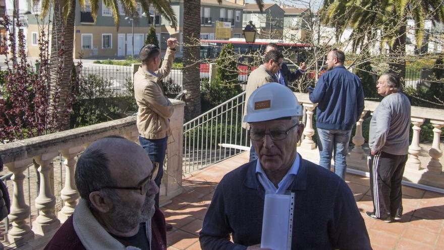 Joan Ribó conversa con un vecino ante las viviendas donde se realoja.