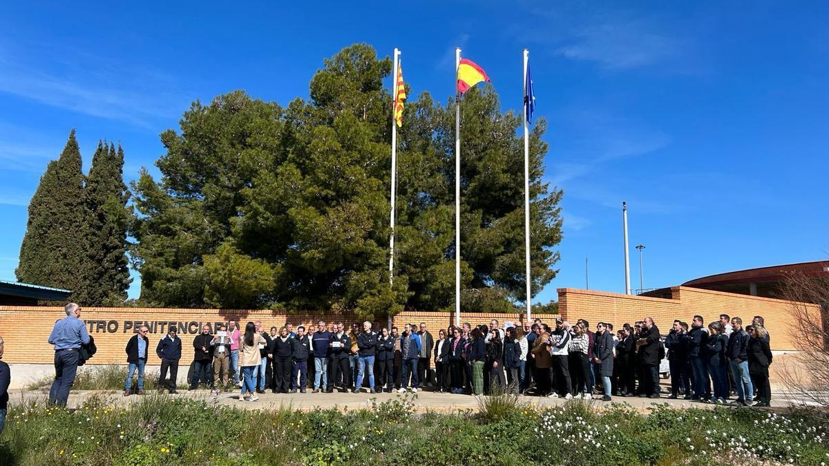 Concentración a las puertas de la cárcel de Zuera en repulsa por el asesinato de una cocinera en Tarragona.