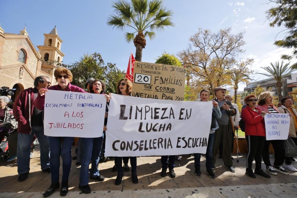 Las limpiadoras en huelga por los impagos de la empresa adjudicataria de la Generalitat protagonizaron ayer una protesta ante el Ayuntamiento de Torrevijea