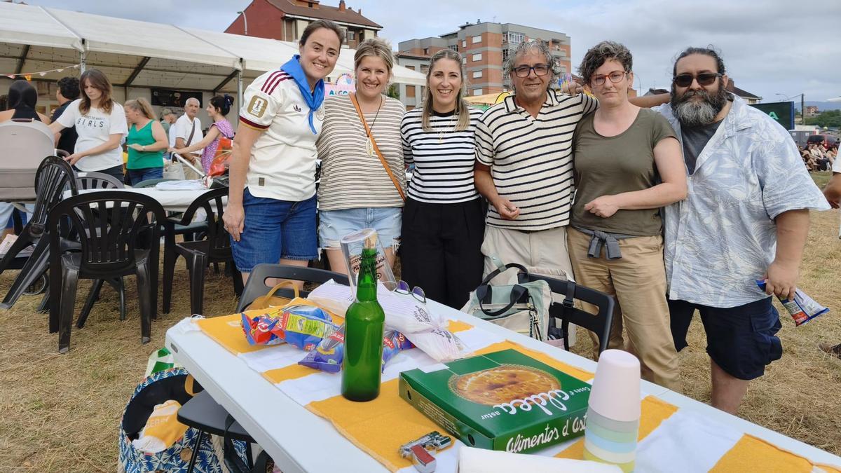 Por la izquierda, Graciela Ordiales, Gadea Palacio, Laura Fernández, Javi Pérez, Nuria Llera y José Martínez con la mesa dispuesta para disfrutar del bollo de El Berrón, en Siero.
