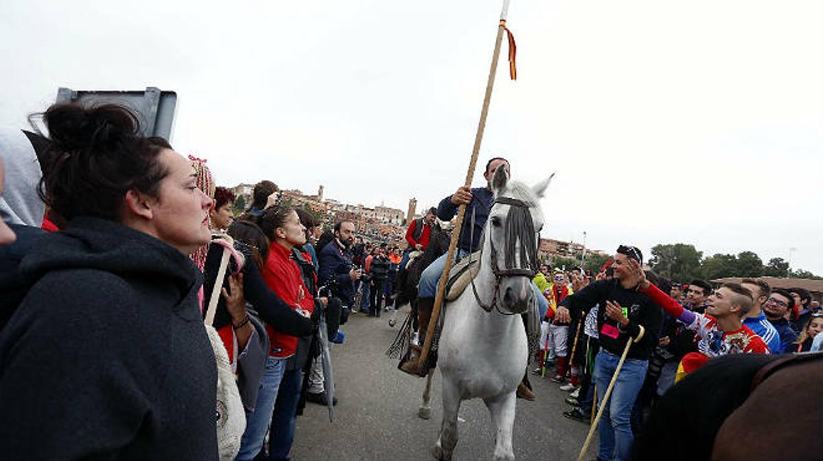 Imatges de la manifestació dels grups d’interès en contra del torneig del Toro de la Vega.