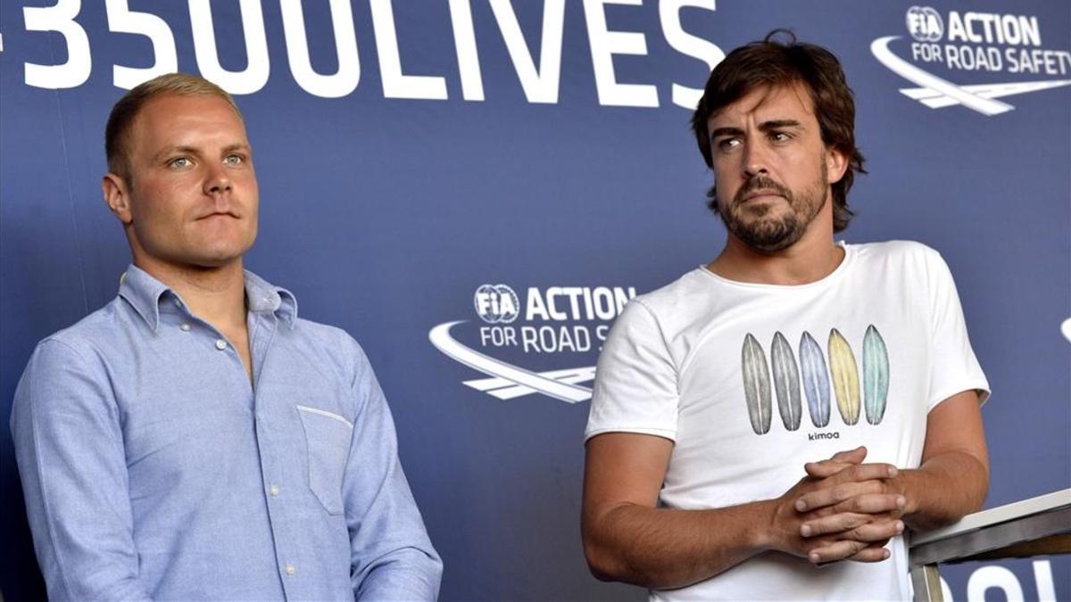 Fernando Alonso, junto a Valtteri Bottas en un acto de la FIA la pasada semana