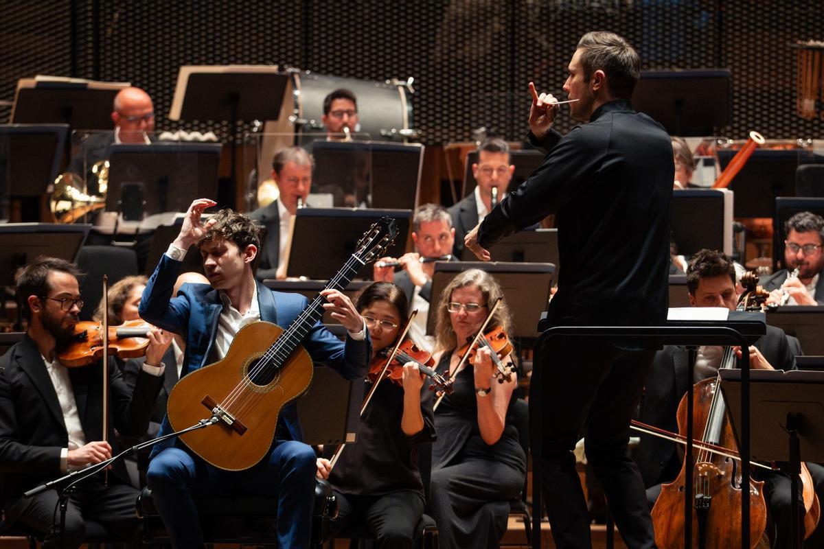 La Sinfónica de Galicia en Bristol: la orquesta viaja de A Coruña al Reino Unido y abre su gira británica con el público en pie