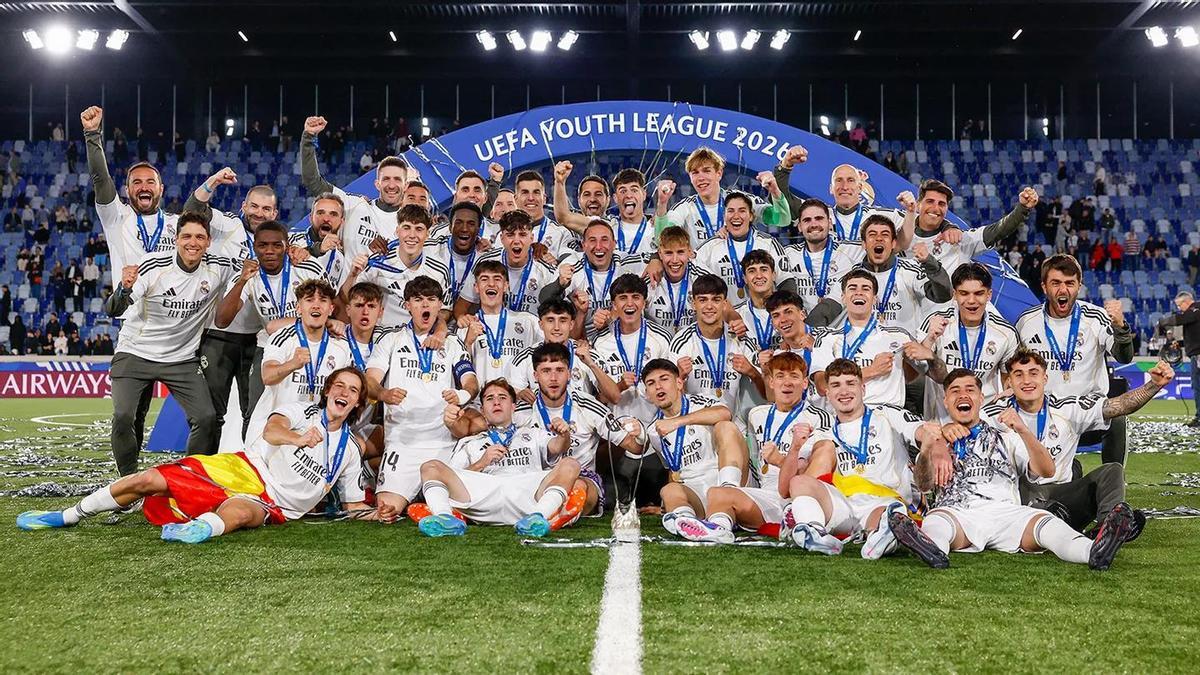 Los jugadores del Real Madrid juvenil celebran la victoria en la UEFA Youth League 2026.