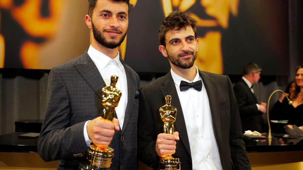 Basel Adray Yuval Abraham con su Oscar a Mejor Documental por "No Other Land".