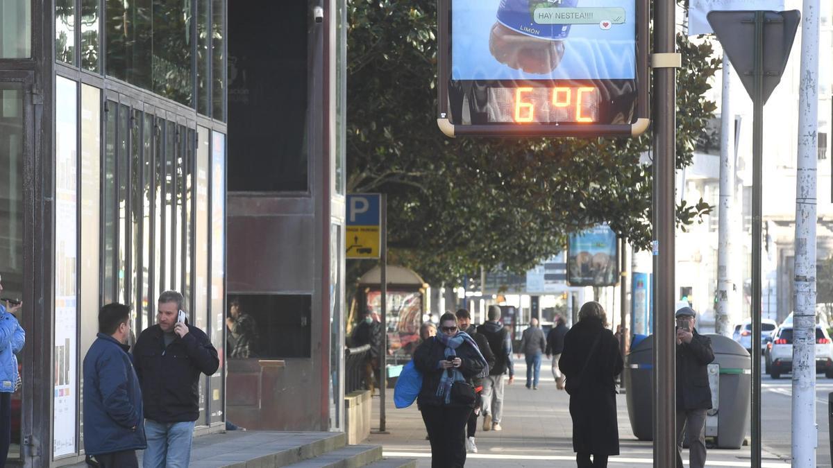 Frío en A Coruña: un termómetro marca solo 6ºC en una imagen de archivo.
