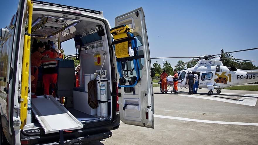 Una ambulancia y un helicóptero en una imagen de archivo