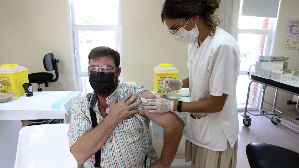 Un vecino del barrio de Bombarda se vacuna contra el covid, este verano.