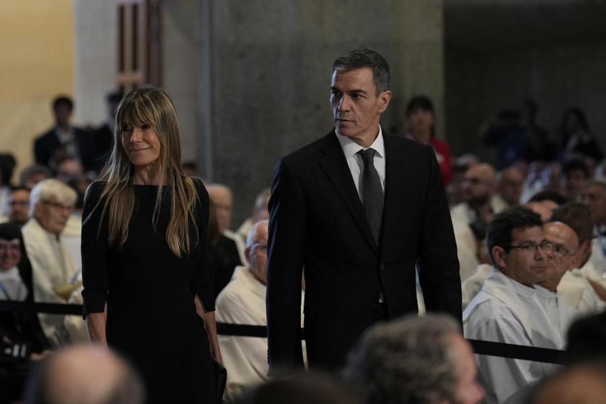Spaniens Ministerpräsident Pedro Sánchez und seine Frau Begoña Gómez bdim Papstbesuch in Barcelona.