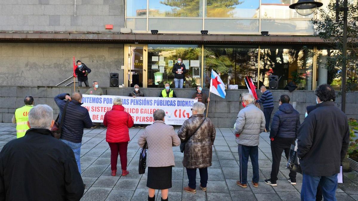 Algunas de las personas que participaron en la protesta de ayer a mediodía en Cangas.   | // G.NÚÑEZ