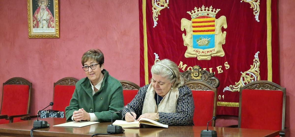 Clara Aguilera firma como Madrina de Honor junto a la alcaldesa de Moriles, Francisca Carmona.