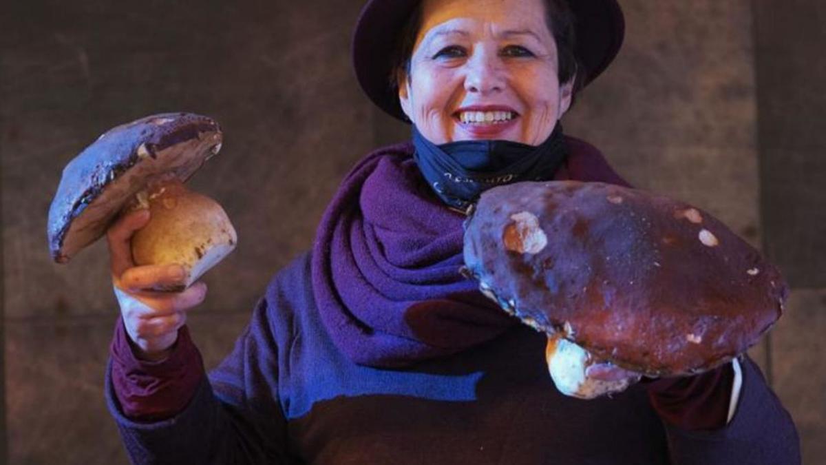 Gloria Martín, con dos buenos ejemplares de hongos.