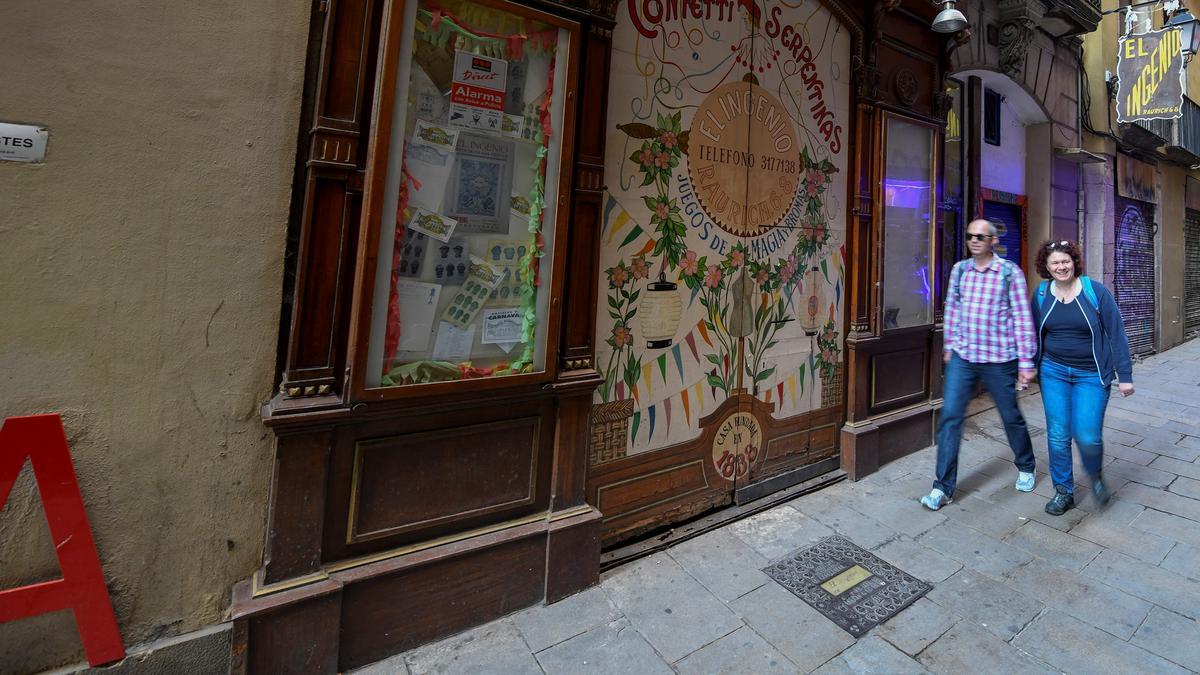 Dos de las 'letras gimnastas' de Joan Brossa estaban en la pared izquierda de la puerta de El Ingenio. Foto de 2019, antes que las retirara la propietaria.