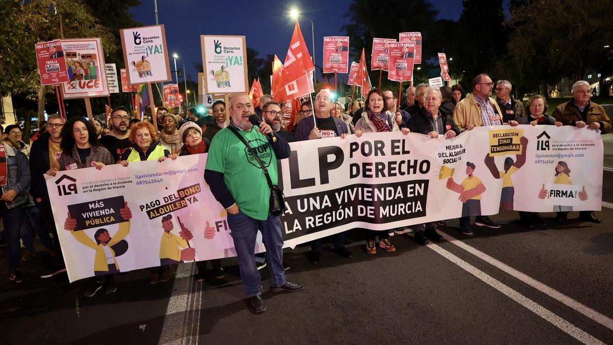 Francisco Morote durante una intervención en la manifestación por el derecho a una vivienda digna en Murcia, el pasado mes de enero.