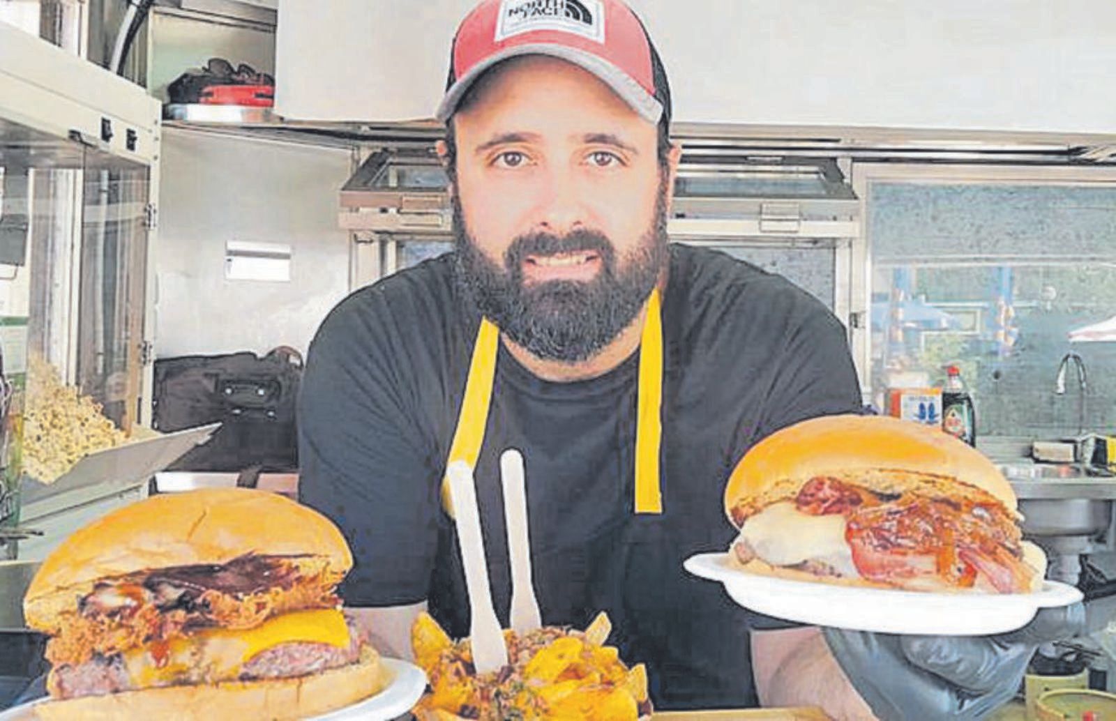 Pablo Breixo, de Arde Lvcvs, con la galardonada mejor hamburguesa de Asturias. | S.M.