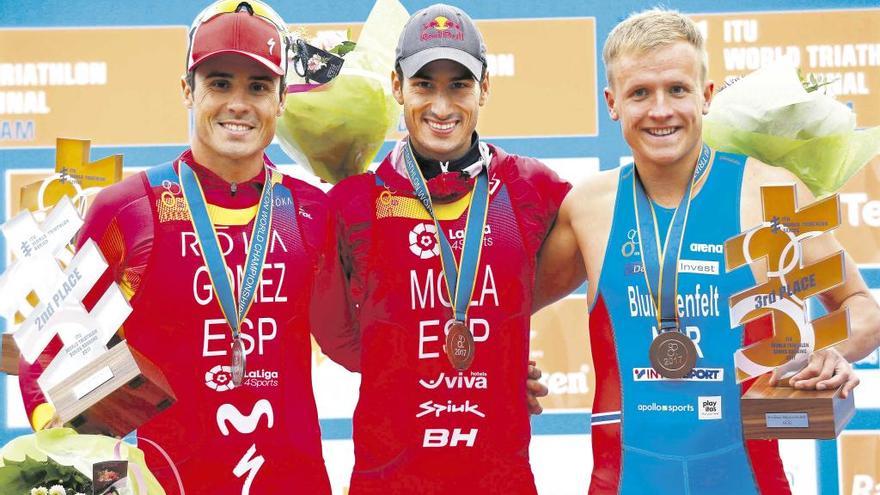 El podio final de las Series Mundiales de Triatlón, con Mario Mola campeón, en el centro; a su derecha, el subcampeón Gómez Noya, y a su izquierda el noruego Blummenfelt, tercero.